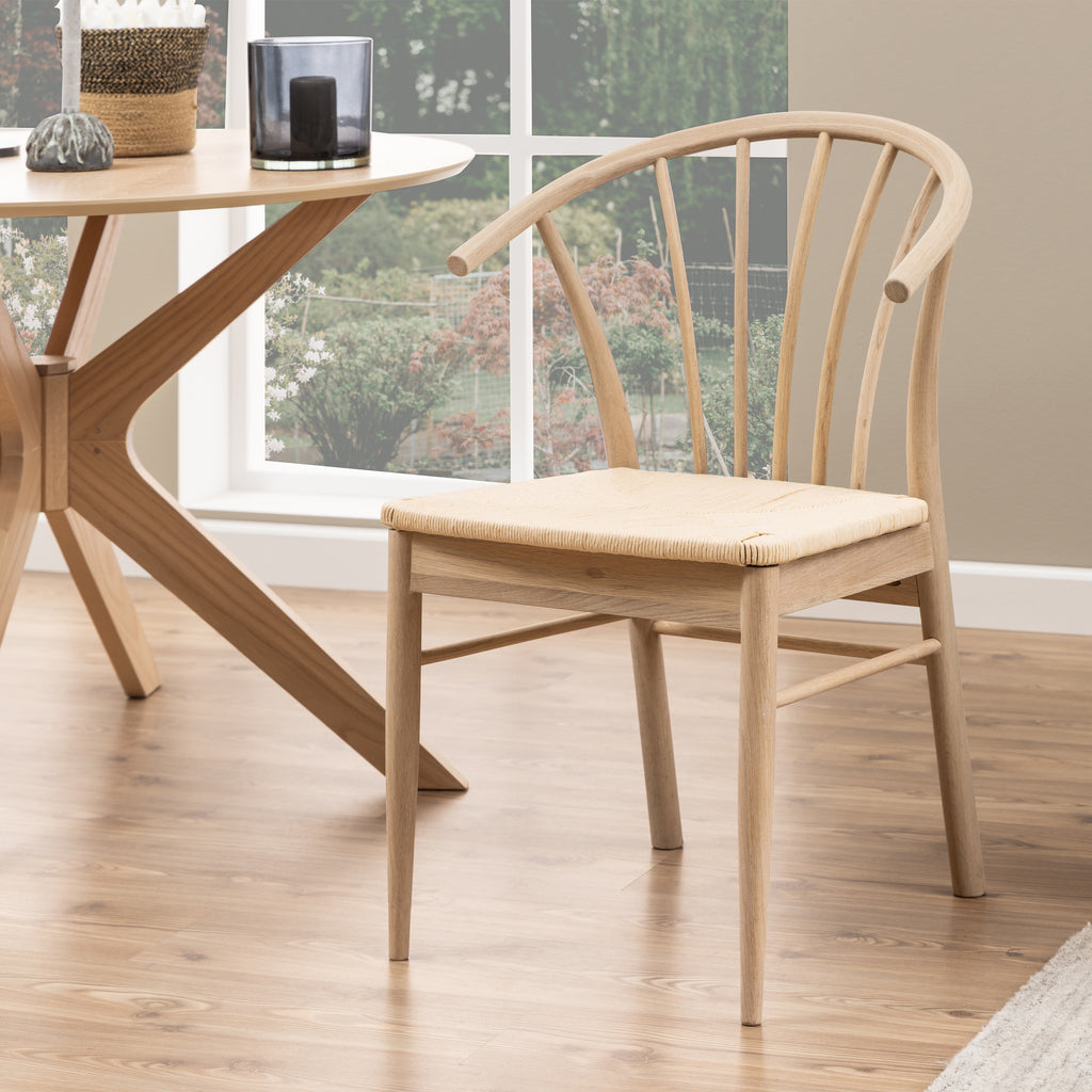I_Duncan Round Dining Table in White Oak Included 4 Cassandra Dining Chair with Armrest in White Oak