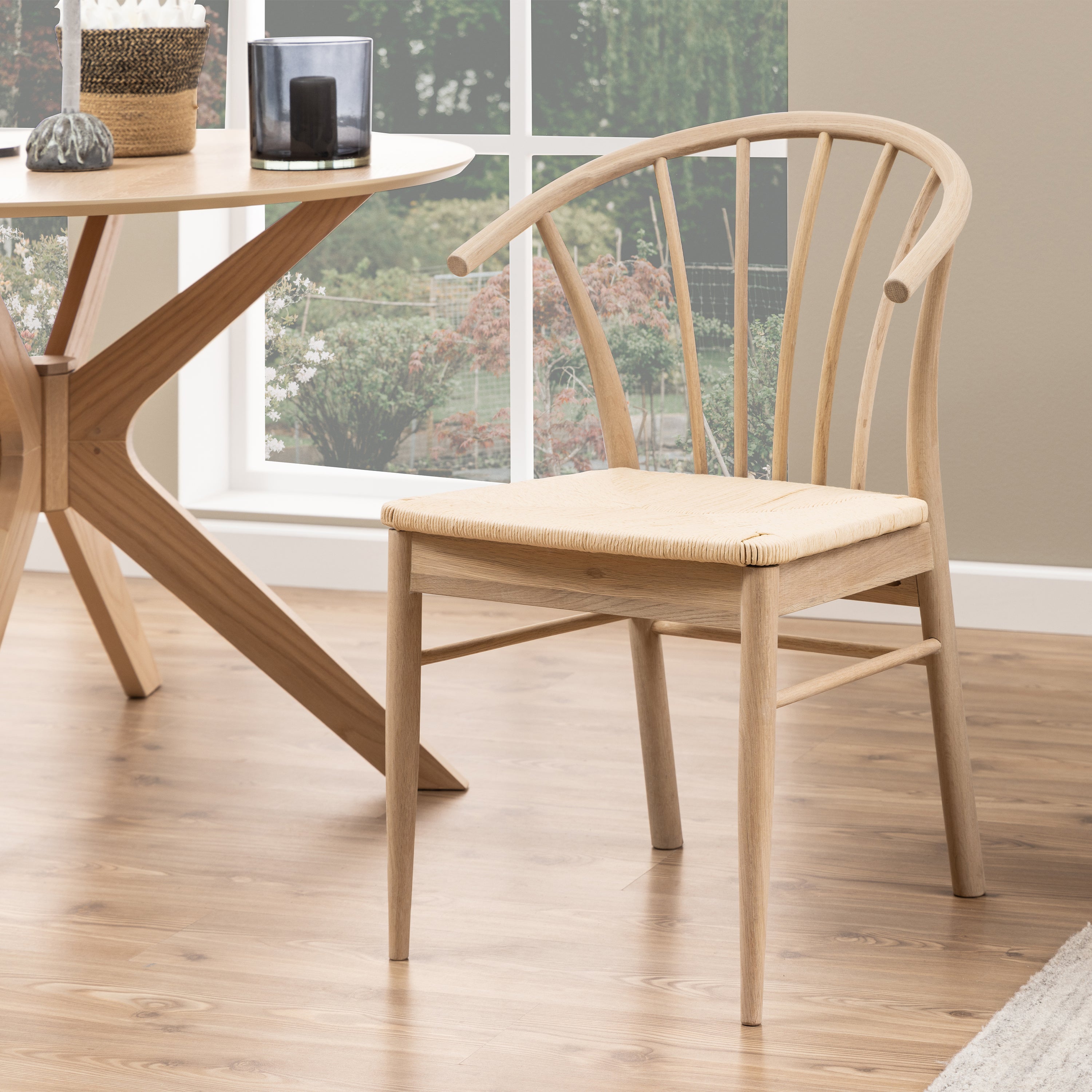 I_Duncan Round Dining Table in White Oak Included 4 Cassandra Dining Chair with Armrest in White Oak