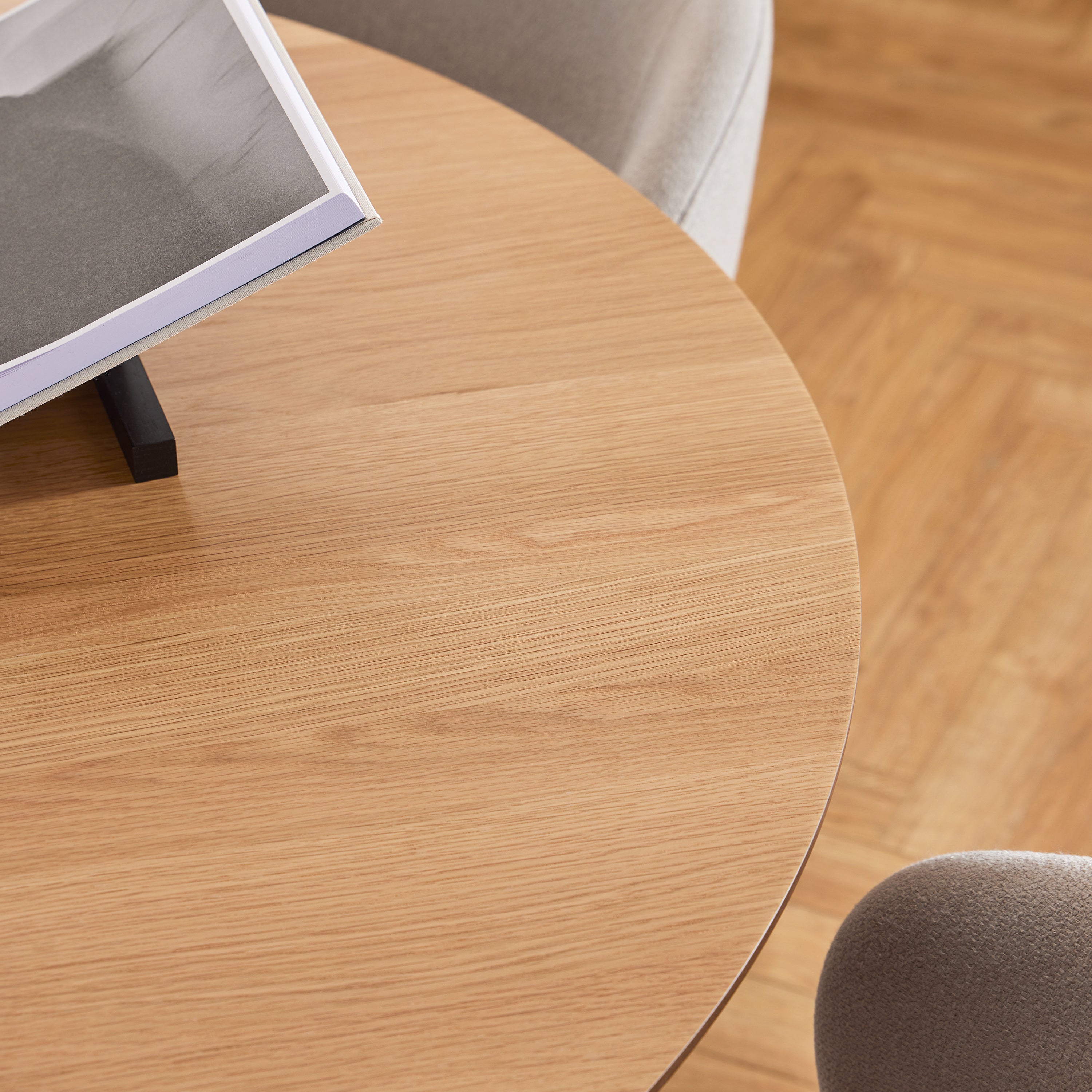Soli Round Dining Table in Oak/Black 120x75cm Included 4 Darlene Dining Chair with Armrest and Swivel Function in Grey