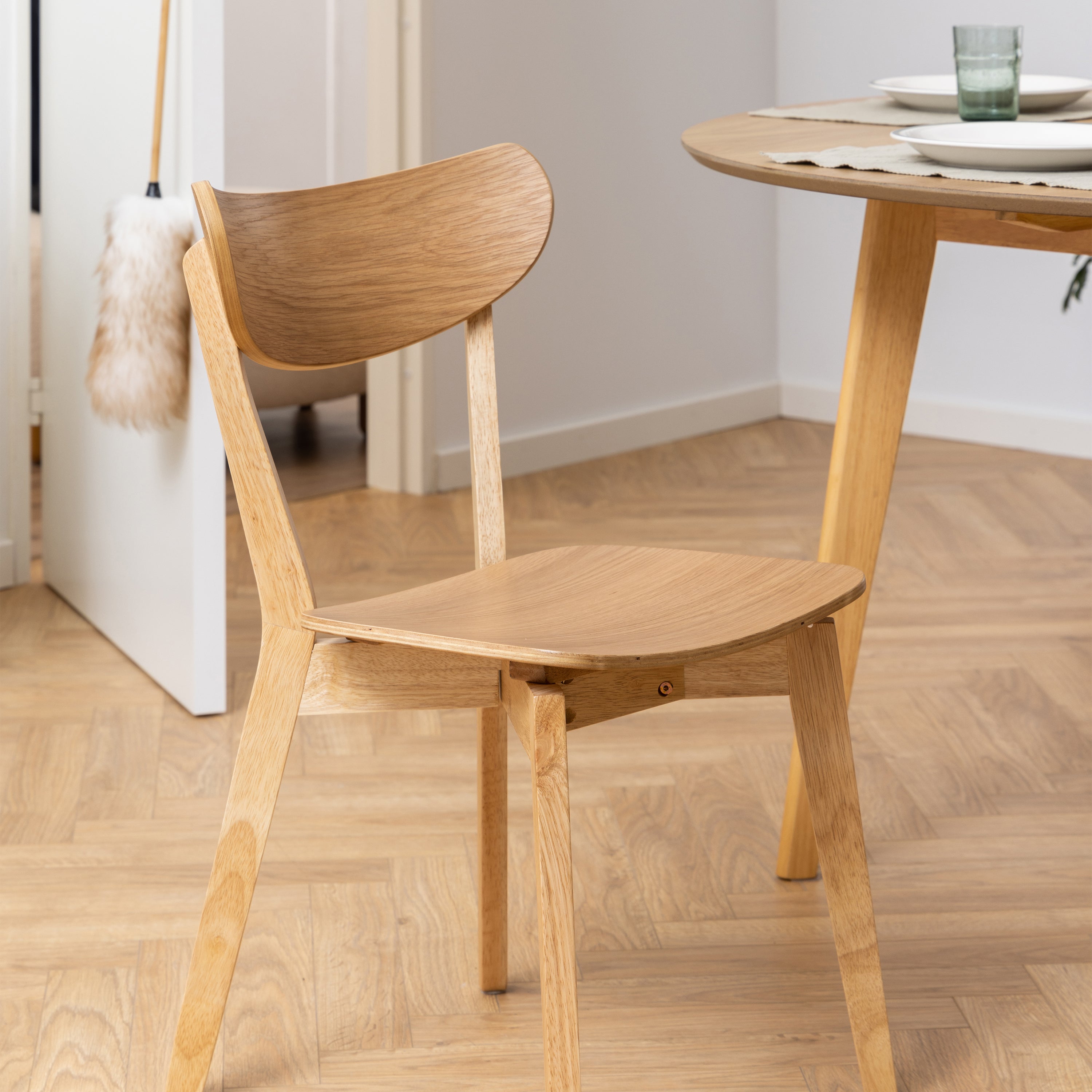 Roxby Round Dining Table in Oak 140x76cm Included 4 Roxby Dining Chairs in Oak